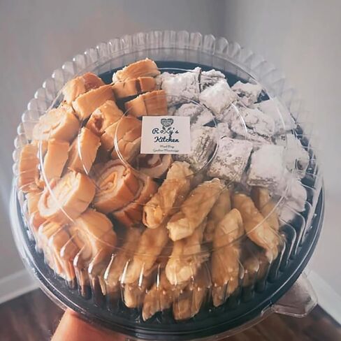 Frcctre 12 Pack Plastic Serving Tray with Lid, 12" Plastic Disposable Food Serving Platters with Clear Dome Lids, Stackable Round Trays for Party, Takeout Food, Catering, Picnic in Saudi Arabia