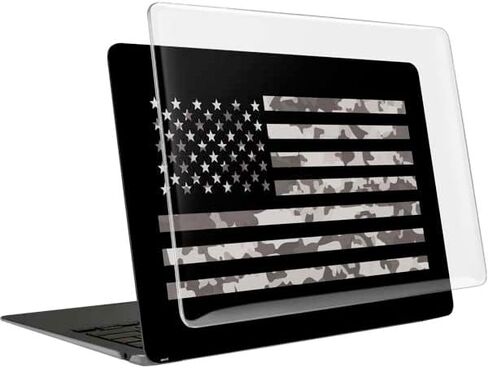 حالة الكمبيوتر المحمول Skinit بالإضافة إلى الجلد متوافق مع MacBook Air 15in (2023) - تصميم علم أمريكي بالأبيض والأسود المرخص in Saudi Arabia