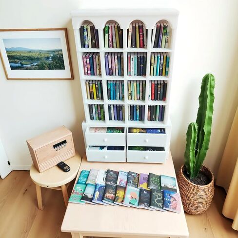 رف كتب مصغرة لإغاثة القلق - 1:12 خزانة كتب عتيقة مع 4 أدراج و 100 كتب صغيرة ، Dollhouse Decord Decor -White in Saudi Arabia