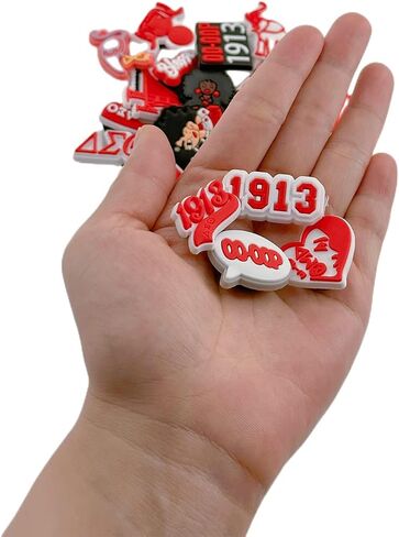 26 قطعة من أحذية نادي نسائي أحمر لتزيين الأحذية من مادة PVC للصنادل وأساور المعصم والأساور للفتيات والأولاد والنساء والرجال البالغين لصالح الحفلات in Kuwait