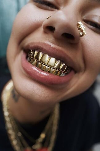 مجموعة شوائح Ubgicig Grillz ، شوايات الأسنان لأسنانك ، رجال الأسنان ، مصاصي الدماء المزيف في عيد الهالوين كبسولات المجوهرات in Kuwait