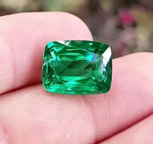 Flawless 10 Ct Natural Green Emerald Cushion Cut Loose Gemstone Collectible Gems Stone for Fine Jewelry, Luxury Designs, and Collectors in Saudi Arabia