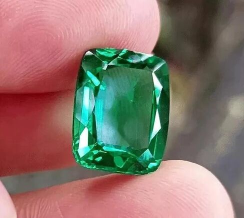 Flawless 10 Ct Natural Green Emerald Cushion Cut Loose Gemstone Collectible Gems Stone for Fine Jewelry, Luxury Designs, and Collectors in Saudi Arabia