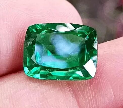 Flawless 10 Ct Natural Green Emerald Cushion Cut Loose Gemstone Collectible Gems Stone for Fine Jewelry, Luxury Designs, and Collectors in Saudi Arabia