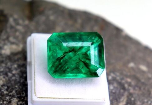 غير مريح وغير معالج بحجم 25CT كبير الحجم الطبيعي الزمرد الحجر الزمرد مقطوع الأوجه السائبة معتمد in Saudi Arabia