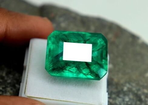 غير مريح وغير معالج بحجم 25CT كبير الحجم الطبيعي الزمرد الحجر الزمرد مقطوع الأوجه السائبة معتمد in Saudi Arabia