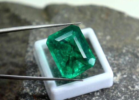 غير مريح وغير معالج بحجم 25CT كبير الحجم الطبيعي الزمرد الحجر الزمرد مقطوع الأوجه السائبة معتمد in Saudi Arabia