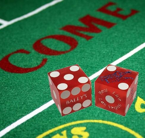 مجموعة واسعة من أزواج النرد الأصلية لكازينو لاس فيغاس مع أرقام تسلسلية متطابقة... بالإضافة إلى حقيبة تخزين (مصنع تعليب - أبيض غير شفاف) in Kuwait