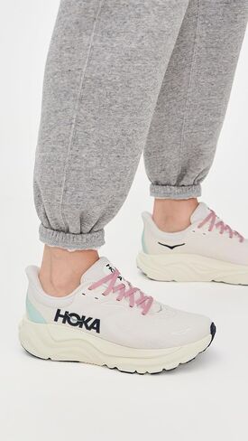 Hoka Women's Arahi 8 Sneaker in Kuwait