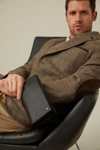 محفظة السفر حامل جواز السفر للرجال والنساء ، RFID يدويًا غطاء جلدي كامل للحبوب ، 12 فتحات البطاقة و 4 مقصورات ، صندوق هدايا وحقيبة ، أسود in Kuwait