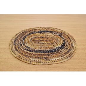 ركيزة بيضاوية أفريقية منسوجة يدويًا - ركيزة من ألياف الموز مقاس 12 × 9.5 بوصة - مصنوعة يدويًا في رواندا - بني، ألوان طبيعية، ATR04 in Kuwait