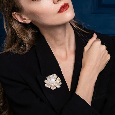 Fashion Pearl Floral Brooch Pin for Women Girls Wedding Party Banquet Bridal Jewelry in Kuwait