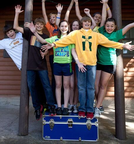 C&N Footlockers - XL Graduate Storage Trunk - Made in the USA - STEEL Footlocker for College Dorm Room & Summer Camp - 32 x 18 x 18.5 Inches (Red) in Kuwait