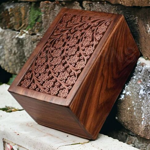 جرة الخشب للرماد البشري | الحدود المنقوشات الخشبية خشبية الحدود الحجم 200 بوصة مكعبة | الجرار التذكارية المصنوعة يدويًا للبالغين | حقيبة المخملية شملت in Kuwait