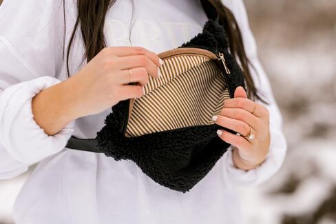 حقيبة حزام من الصوف للنساء حقيبة كروس بحزام شيربا مع حزام قابل للتعديل للخصر، والتمارين، والجري، هدايا رائجة (أسود) in Kuwait