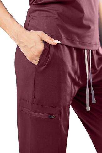 الدعك للنساء - V -Neck Top & Stretty Jogger Pants Scrubs مجموعة مع 5 جيوب in Saudi Arabia
