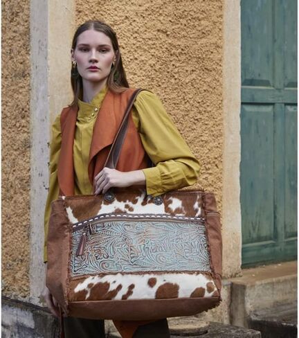Myra Bag Bag Juniper Parse - محافظ كبيرة من جلد البقر للنساء ، ولهجة جلدية مزخرفة ، والحيوانات ، والأسلوب الغربي in Kuwait