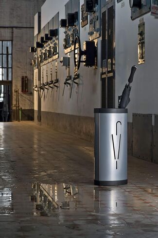 Alba - Triangular Umbrella Stand - Umbrella Holder - High Storage Capacity - Metallic Gray and Black Plastic Trim - PMTRIA2M in Saudi Arabia
