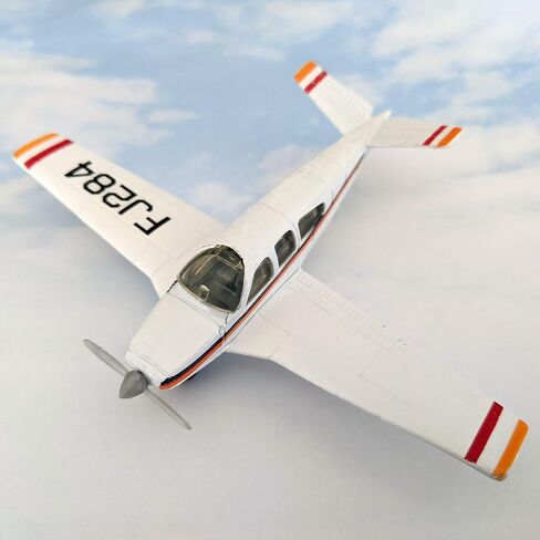 Hot Wings Beechcraft Bonanza مع طائرة Runway Die Cast القابلة للتوصيل في متاحف الطيران في جميع أنحاء البلاد in Kuwait