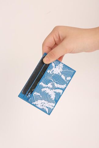 حامل بطاقة جلد نحيف مع تصميم الموجة ، حظر RFID ، الأزرق والأبيض ، 2.76 "× 3.94 in Saudi Arabia