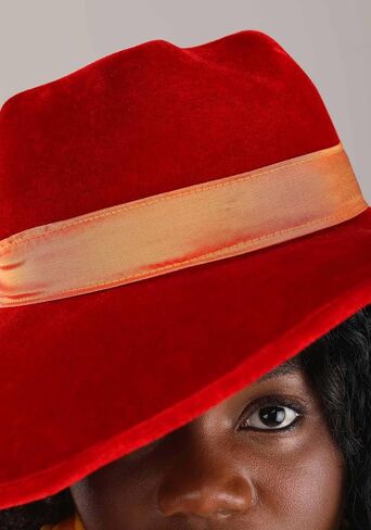 Carmen Sandiego Costume Hat - Velvet Finish مع شريط مرن وسلك ، مرخص رسميًا in Saudi Arabia