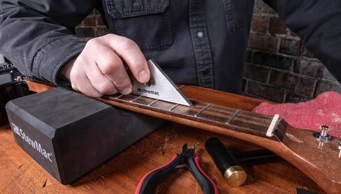 StewMac Fret Rocker - أداة هزازة الحنق الأصلية المصنوعة من الفولاذ المقاوم للصدأ 4 في 1 ذات حافة صغيرة مستقيمة، تم تصنيعها بدقة للحصول على الدقة، وتحديد موقع الحنق العالية بسرعة in Kuwait