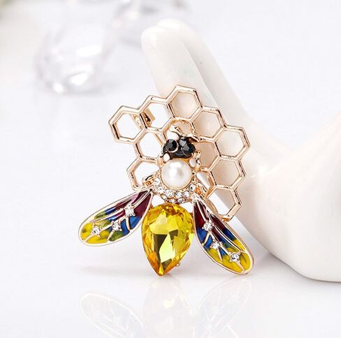 كريستلاند - دبوس بروش كلاسيكي لطيف على شكل نحلة العسل مع كريستال ومينا، بروش للحيوانات الاليفة بلون ذهبي in Kuwait