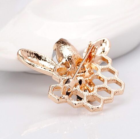 كريستلاند - دبوس بروش كلاسيكي لطيف على شكل نحلة العسل مع كريستال ومينا، بروش للحيوانات الاليفة بلون ذهبي in Kuwait