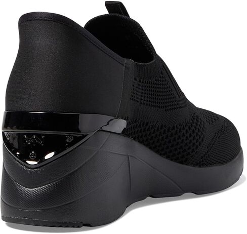 حذاء رياضي نسائي من Skechers على شكل حرف A بدون استخدام اليدين in Saudi Arabia