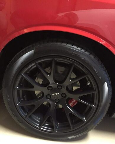 لشاحن دودج وأغطية الجوز لعجلة Hellcat/أغطية الجوز العروة - أسود لامع in Kuwait