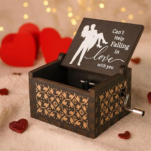 "لا يمكن أن تساعد في الوقوع في Lov" Hand Crank Music Box عتيقة الخشب المحفور بالموسيقى لها/له ، والحب الرومانسي يوم عيد الحب ، والذكرى ، وعربة عيد ميلاد للزوجة ، والزوج ، وصديقتها ، صديقها in Kuwait