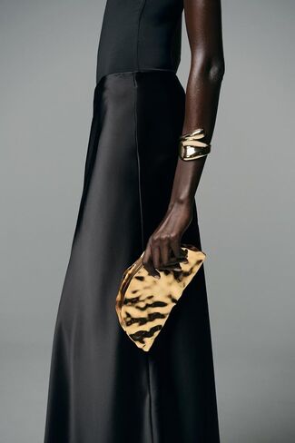 Women Metallic Hard Clutch Half-Moon Bag Bag Basbody Bag Based مع حزام سلسلة قابل للإزالة in Kuwait