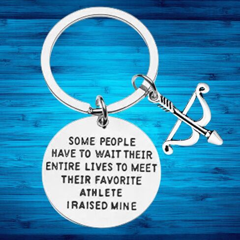 MOM ARCHERY KEYCHAIN- يتعين على بعض الناس الانتظار طوال حياتهم لمقابلة رياضيهم المفضل ، لقد رفعت لي. هدية للآباء الرماية in Saudi Arabia
