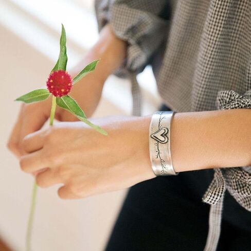 سوار Pewter Cuff محفور مع القلب والزهور والفروع المصنوعة يدويًا ، هدية مجوهرات مستوحاة للنساء للنساء. in Kuwait