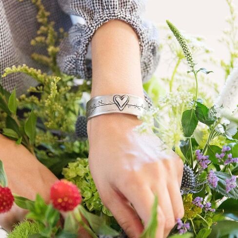 سوار Pewter Cuff محفور مع القلب والزهور والفروع المصنوعة يدويًا ، هدية مجوهرات مستوحاة للنساء للنساء. in Kuwait