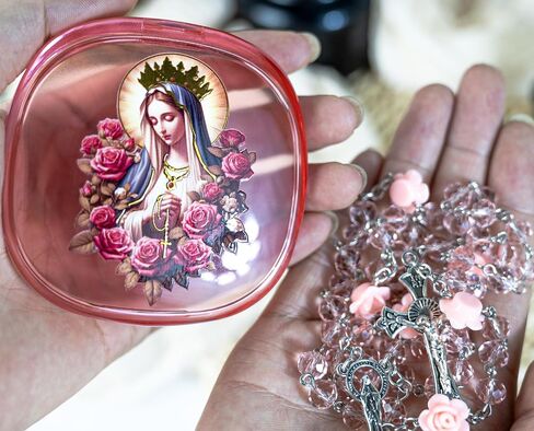 قلادة المسبحة للنساء - حبات الكريستال الكاثوليكية مع ميدال ميدال ميدال ومربع الهدايا الأكريليك in Kuwait