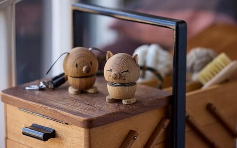 Hoptimist Dog Oak Bimble، بني خشبي، زخرفة ديكور المنزل - تصميم دنماركي، خشب مع زنبرك معدني، صغير - يخلق حركة مبهجة in Kuwait