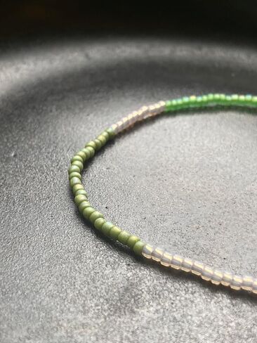 سوار مطاطي من الخرز الزجاجي متعدد الألوان مصنوع يدويًا مع لمسة من النحاس الصلب | الحد الأدنى من مجوهرات بوهو ستايل للنساء in Kuwait
