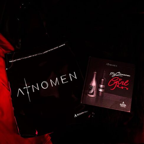 إلسترارياني | حقيبة جامعي My Cinnamon Girl - تتضمن كتاب My Cinnamon Girl ذو الغلاف الصلب + حقيبة Atnomen Glossy Tote + ملصقات مميزة - Monster Romance - Fantasy in Kuwait