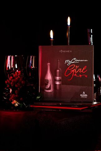 إلسترارياني | حقيبة جامعي My Cinnamon Girl - تتضمن كتاب My Cinnamon Girl ذو الغلاف الصلب + حقيبة Atnomen Glossy Tote + ملصقات مميزة - Monster Romance - Fantasy in Kuwait