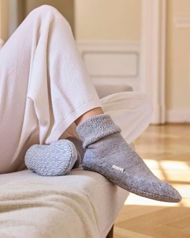 FALKE Women's Cosyshoe Slipper Socks, Cozy Warm, Merino Wool, Thick House Socks for Winter and Fall, Grips On Sole, Grey (Light Grey 3400), 9.5-10.5, 1 Pair in Kuwait