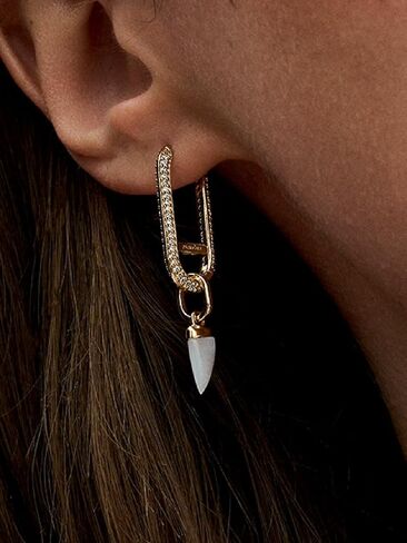 حلية PANDORA Me Shark Tooth الصغيرة المتدلية - حلية مطلية بالذهب عيار 14 قيراط مع أم اللؤلؤ المصنوعة يدويًا من الراتنج الحيوي - هدية لها - تتضمن صندوق هدايا in Saudi Arabia