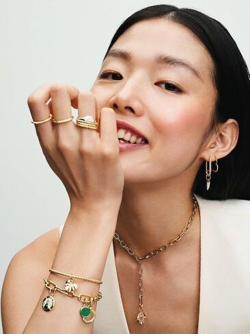 حلية PANDORA Me Shark Tooth الصغيرة المتدلية - حلية مطلية بالذهب عيار 14 قيراط مع أم اللؤلؤ المصنوعة يدويًا من الراتنج الحيوي - هدية لها - تتضمن صندوق هدايا in Saudi Arabia