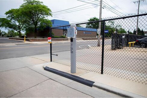 واقي كبح، واقي كبح خرساني بطول 90 بوصة للارتفاعات 2 بوصة - 6 بوصة، بلاستيك بولي إيثيلين سميك متين 1/4 بوصة، تركيب بمسمار (أسود) in Kuwait