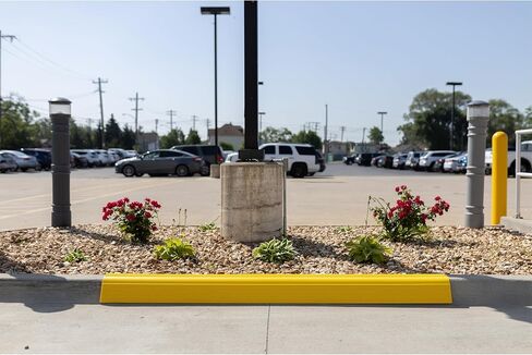 واقي كبح، واقي كبح خرساني بطول 90 بوصة للارتفاعات 2 بوصة - 6 بوصة، بلاستيك بولي إيثيلين سميك متين 1/4 بوصة، تركيب بمسمار (أسود) in Kuwait