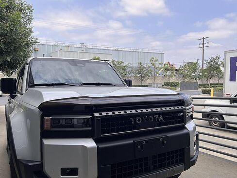 واقي حماية منحرف لغطاء السيارة من Wellvisors Bug Shield متوافق مع 2024-2025 Toyota Land Cruiser 3-250TY001 in Saudi Arabia