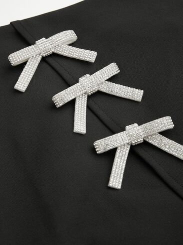 CIDER تنورة صغيرة ملفوفة بعقدة على شكل فيونكة صلبة متوسطة الخصر مبطنة بقماش منسوج قابل للتمدد قليلاً، تنانير قصيرة للنساء in Kuwait