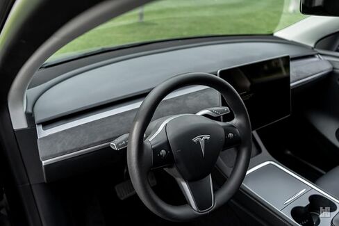 Tesloid.com أغطية لوحة القيادة وأغطية الأبواب لـ Tesla Model 3 وY (Alcantara/Suede) in Kuwait