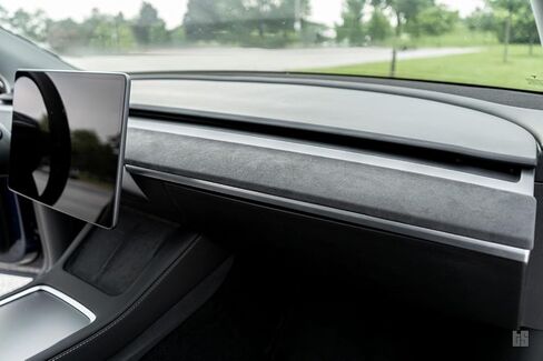 Tesloid.com أغطية لوحة القيادة وأغطية الأبواب لـ Tesla Model 3 وY (Alcantara/Suede) in Kuwait