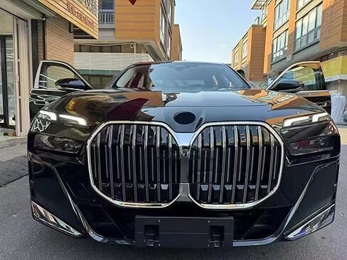 لسيارات BMW 7 Series G70 2023 2024 2025 لمعان أسود LED المصد الأمامي شواء مصبغة in Saudi Arabia